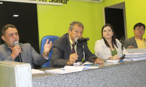Prefeito e Secretários Participam de Sessão da Câmara Municipal de Arneiroz.