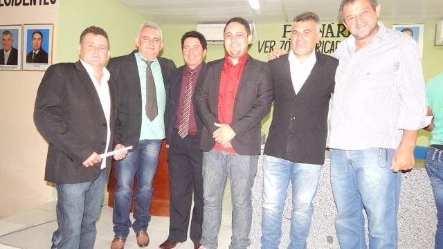 Prefeito e vice-prefeito de Arneiroz participam de reunião do legislativo municipal e suplente de vereador assume vaga na Câmara.